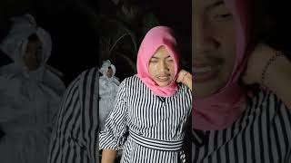 Ketemu Pocong lucu malah di dorong