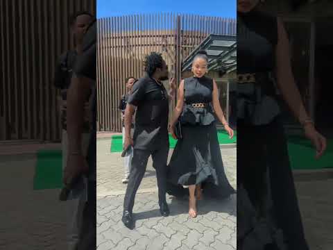 Muigizaji Irene Paul na Dotto Magari wakimteta kidogo Mwijaku.