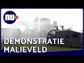 Politie verwijdert relschoppers met waterkanon en paarden van Malieveld | NU.nl