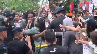 Download lagu ASMARA CHARLY Van Houten jadi rebutan ibu-ibu mp3 Download lagu ASMARA CHARLY Van Houten jadi rebutan ibu-ibu mp3