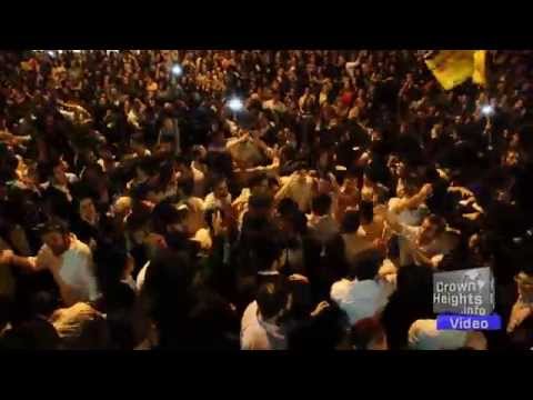 Final Night of Sukkos Dancing in Crown Heights