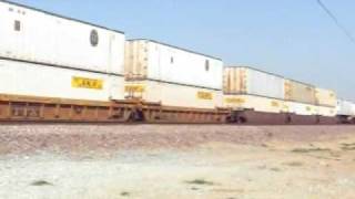 preview picture of video 'BNSF 7451 W meets BNSF 5179 E @ Shafter CA [HQ-057]'