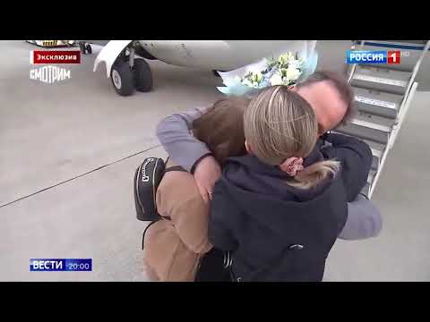 Летчика Константина Ярошенко в аэропорту "Внуково" ожидала долгожданная встреча с семьёй