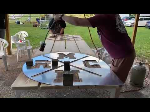 Unser neuer Tisch bekommt das Vereinslogo aufgebrannt