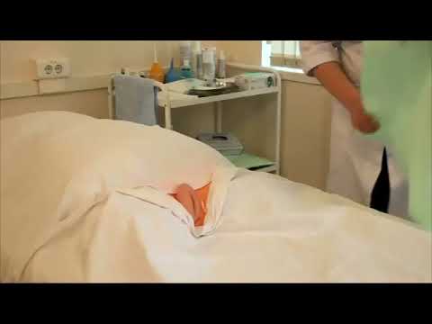 Как сходить по большому лежачему больному. Как ходить в туалет. Судно для лежачих больных больница. Как сходить по большому лежачему больному. Подмывание лежачего больного алгоритм.