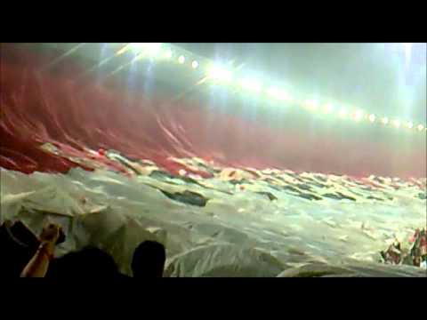 "Bandera Santa fe contra velez de argentina.wmv" Barra: La Guardia Albi Roja Sur • Club: Independiente Santa Fe