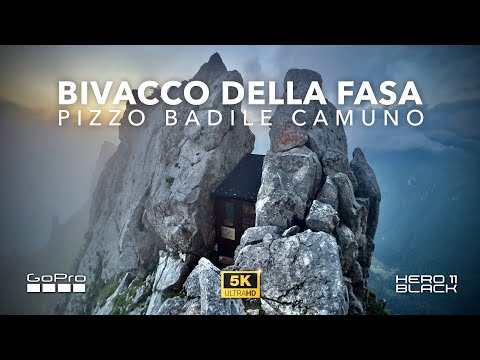 I SLEEP IN THE SMALLEST BIVOUAC IN THE WORLD 😵 | Pizzo Badile Camuno | Fasa Bivouac, Adamello [5K]