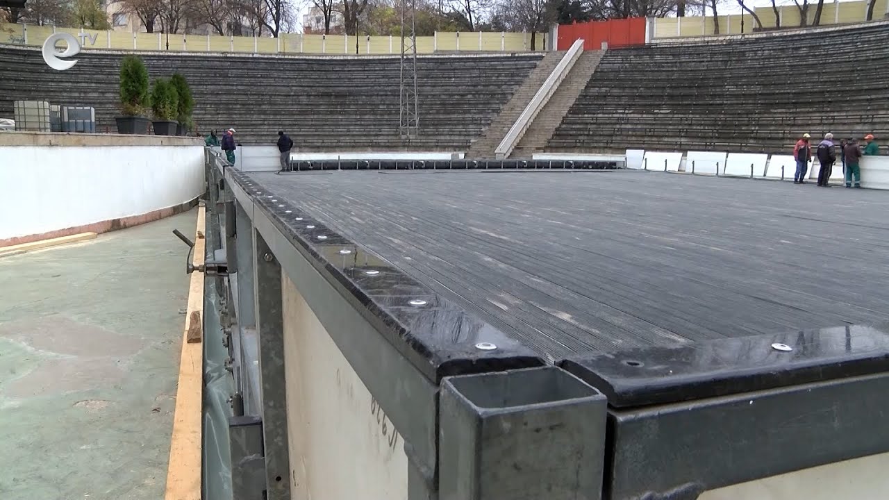 Монтират ледената пързалка в Хасково