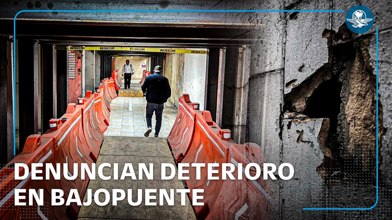Fuga de agua inunda paso a desnivel de Calzada San Antonio Abad