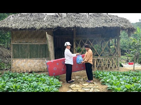 Kind CEO Gives Mattress to Single Mom and Helps Her Fix Her House