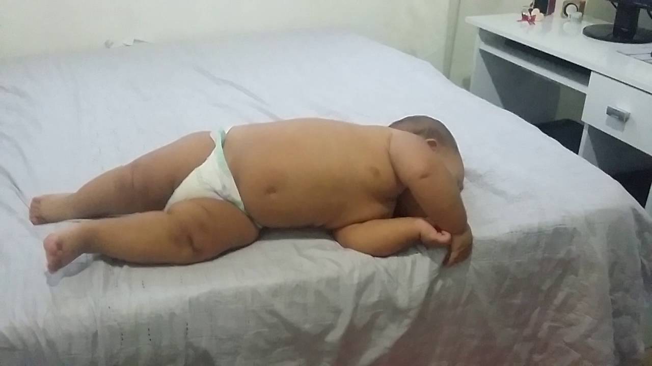 Bebê caindo da cama!