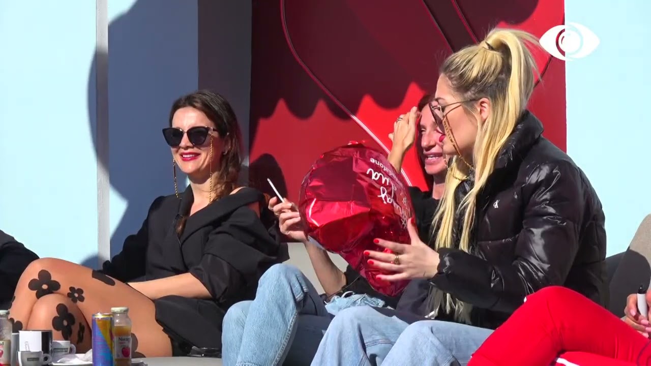 Vajzat provojnë tullumbacet me helium