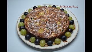 Dolci con frutta di stagione. Torta all'uva. Ricetta facile.