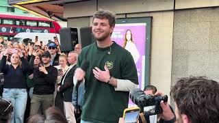 Download lagu Alex Warren - Ordinary Live at Warren Street tube station 26th March 2025 mp3