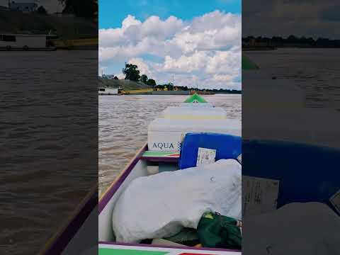viajando no rio juruá e passando no porto de guajará Amazonas.