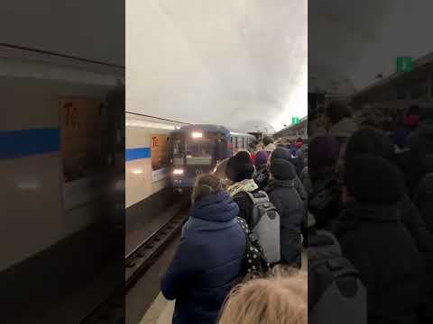 Метро Горьковская Санкт-Петербург. Много людей на платформе! Metro Gorkovskaya in St. Petersburg.
