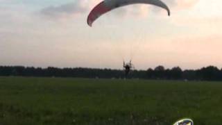 preview picture of video 'Motor-paraplane flight on a decline to the sun'