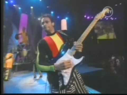 Wayne Linsey plays with Earth Wind & Fire