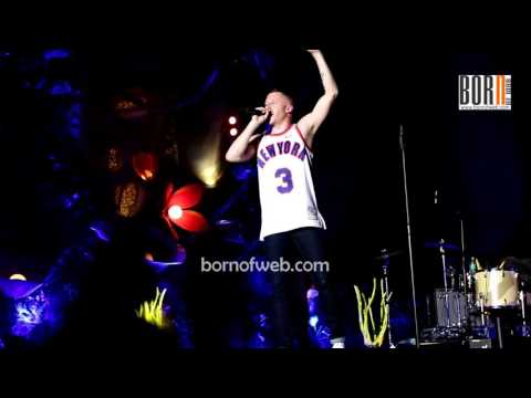 Macklemore tears apart US Donald Trump at VH1 Supersonic