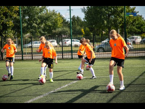 PIŁKA NOŻNA DZIEWCZĄT (KS JANTAR OSTROŁĘKA) - SPORTOWE WAKACJE W MIEŚCIE 2025