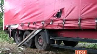 preview picture of video 'Gudensberg: Lastwagen durchbricht Leitplanke und rutscht Böschung hinunter'