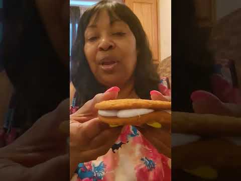 How To Eat A Lil Debbie's Oatmeal Cream pie