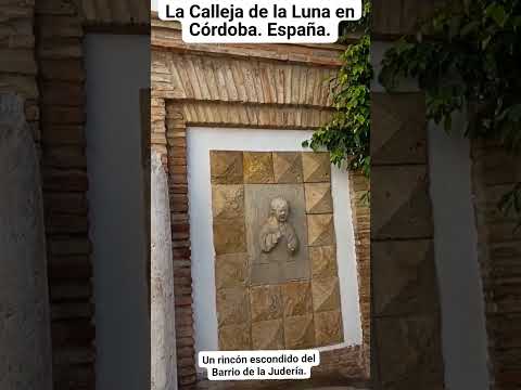 LA CALLEJA DE LA LUNA: UN RINCÓN ESCONDIDO DEL BARRIO DE LA JUDERÍA EN CÓRDOBA. España.