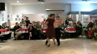 Fernando Sánchez y Ariadna Naveira bailando un tango en La Marshall