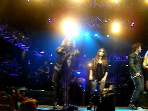 Peter Lanzani, Macho bus, teen angels uruguay agosto 2011