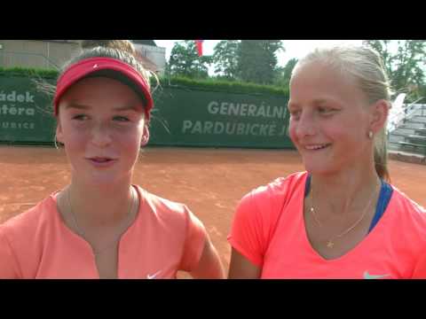 Karolína Kubáňová a Rozálie Dohnalová po prohře ve finále turnaje Pardubická juniorka 2017