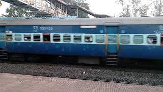 preview picture of video 'Jharsugada Gondia passenger train at Amgaon station'