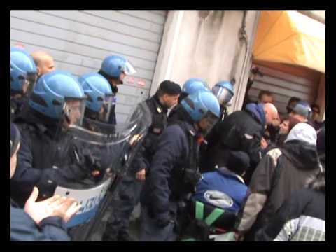 Carica polizia e tentato arresto al picchetto antisfratto Roma Centocelle