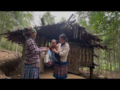 The kind woman gave warm clothes to the single mother and the homeless child in an abandoned house