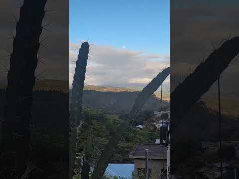 Atardecer con luna en Yuscarán el Paraíso, Honduras