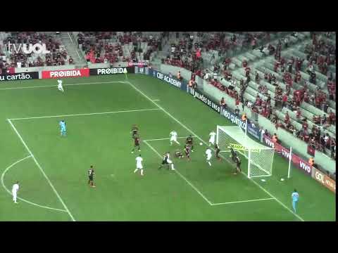 A BOLA NÃO ENTRA Thiago Heleno tira a bola em cima da linha e salva o Atlético PR contra a Chape