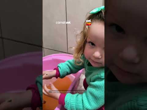 Menina de 3 anos dá banho em pata e bronca na mãe