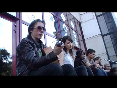 Sam Neves concert improvisé à la sortie de Goom Radio le 28 mai 2011 "Sage et sauvage"