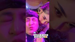 Download lagu DI CIUM MBAK SILVY KUMALASARI #silvykumalasari #hiburan #dangdut #campursari #shortvideo mp3