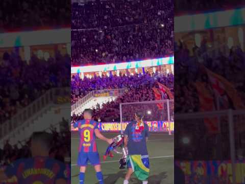 🤩 Les joueurs du Barça font le tour d’honneur avec le trophée de la Liga ! 🔵🔴