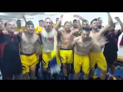 El cd mensajero selebrando en el vestuario del estadio del pontevedra el acenso a segunda B 2015