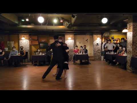 홍대 아르헨티나 탱고 [운뽀꼬데땅고]  Xion y Hyemi, 2022/4/10, Milonga Alegre, Pensalo bien - Juan D'Arienzo #2/3