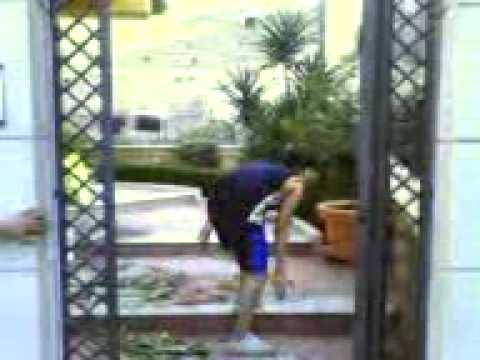 Ernesto e Emilio schiaffeggiano paolo a Caturano