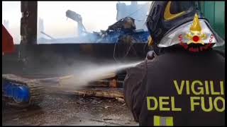 incendio-al-capannone-di-salerno-pulita-continua-la-bonifica-della-struttura