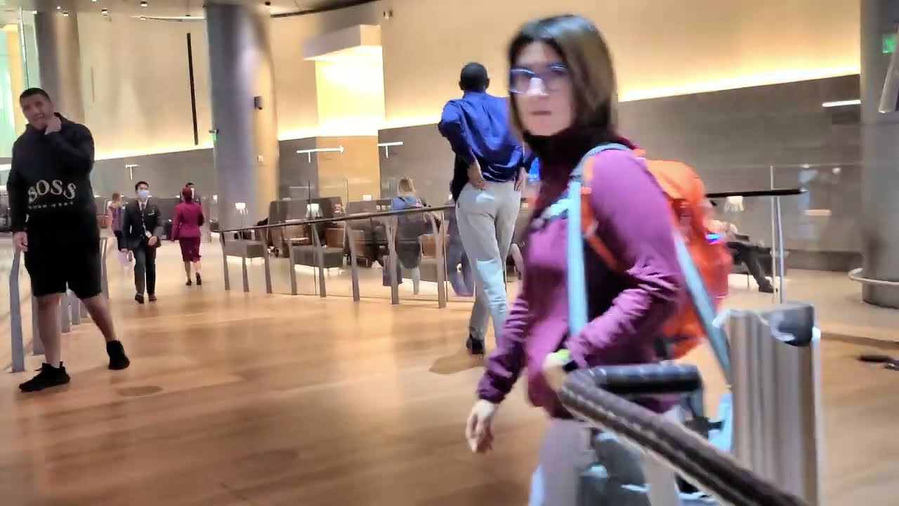 Qatar Airways Al Mourjan Business Class Lounge thumbnail