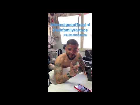 Insigne si tatua e canta Clementino