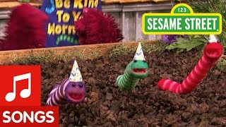 Sesame Street: Wiggldy Worm Song!