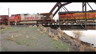 preview picture of video 'Enormous BNSF grain train crossing Columbia River in Pasco WA'
