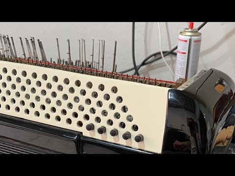 Thiago mostra toda sua oficina de acordeon e ainda ensina sobre Couros