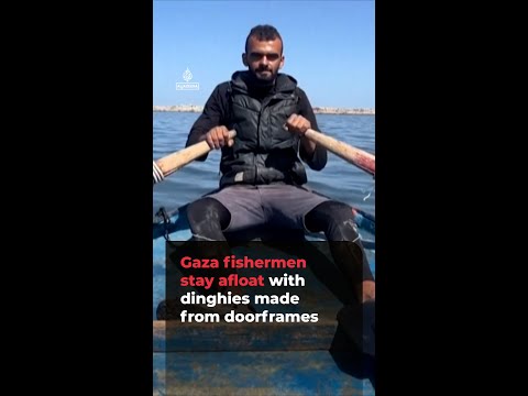 Gaza fishermen stay afloat with dinghies made from doorframes