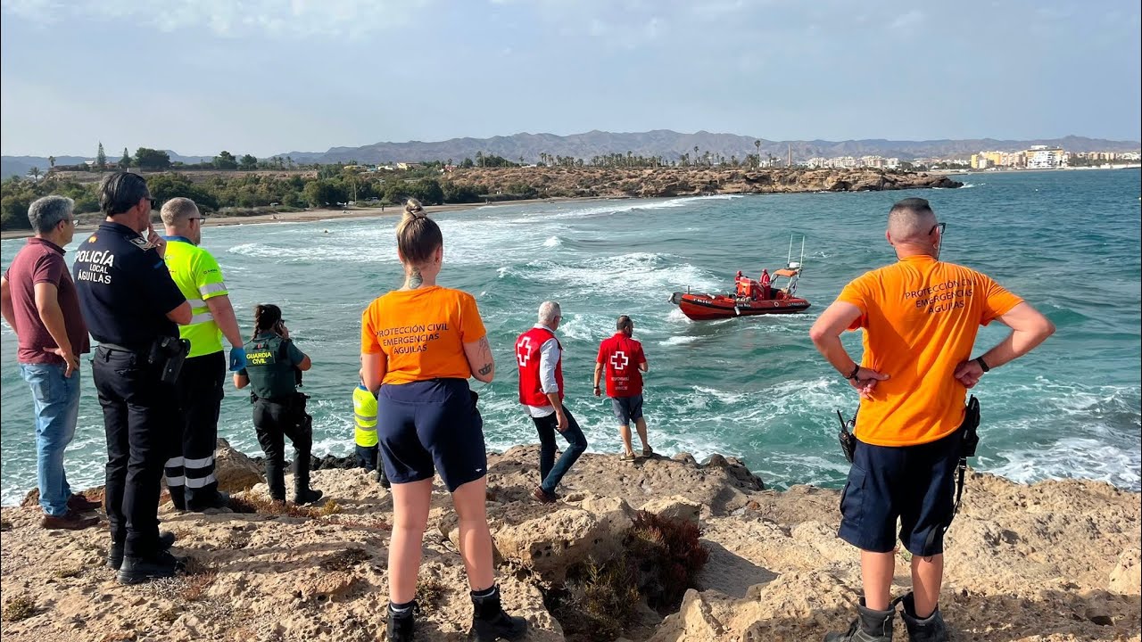 Buscan a un joven de 23 años desaparecido en la playa de Matalentisco al ser arrastrado por la corriente